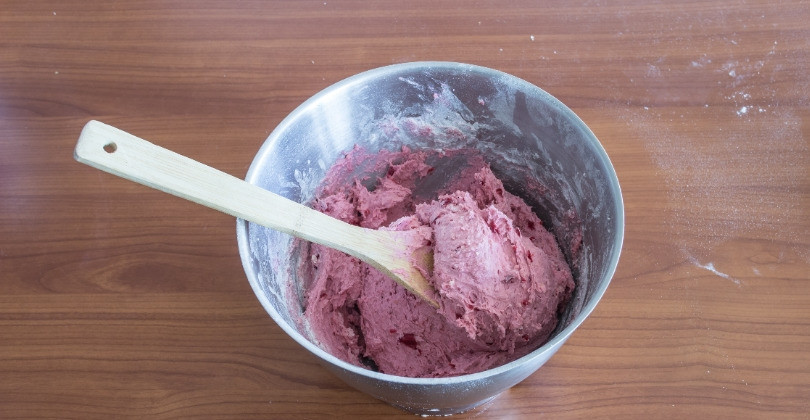 1. Этап. Штоллен с пьяной вишней: Взбейте размягченное масло с сахаром и ванильным экстрактом, добавьте опару и всыпьте оставшуюся муку. Добавьте в тесто цедру и лимонный сок, соль, хорошо перемешайте. Вмешайте вишню и оставьте в теплом месте для подхода на 1,5 часа, затем обомните тесто и оставьте еще на 1 час.