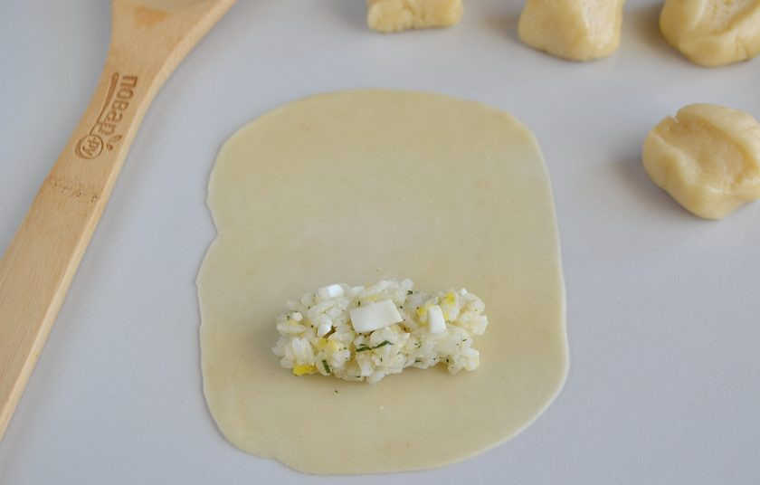 1. Этап. Молдавские пирожки с рисом Вэрзэре: Разделите тесто на 15 частей, каждую очень тонко раскатайте в прямоугольник. Положите часть начинки.