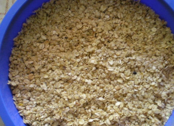 1. Этап. Творожно-овсяная запеканка: 3. В форму равномерно выложите хлопья, смешанные с маслом. Если они получились несколько рассыпчатыми, это не страшно, т.к. при выпечке из творога выделится достаточно влаги, которая их пропитает.