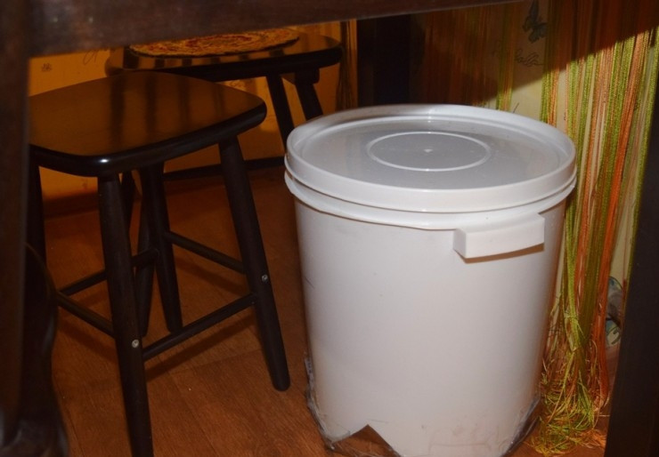 1. Этап. Кукурузная крупа на кодзи: Перемешивайте брагу с утра и вечером в течение 7-10 дней, не забывая закрывать крышкой.