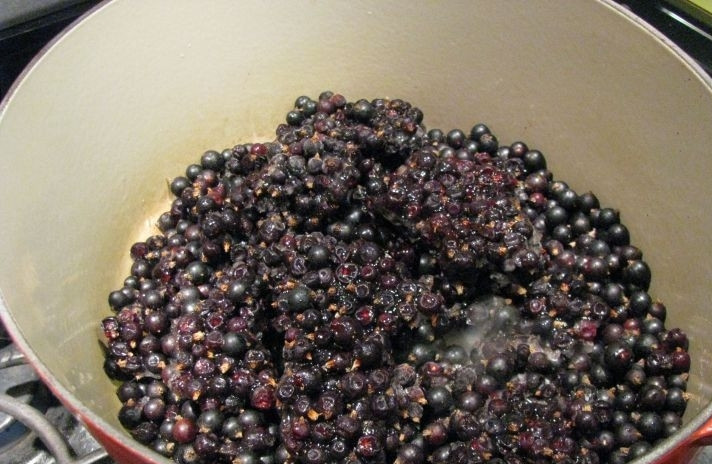 1. Этап. Варенье из смородины на зиму: Ягоды перебираем и промываем, потом перекладываем в глубокую кастрюлю и заливаем водой. Ставим кастрюлю на огонь и доводим жидкость до кипения, варим смородину в течение 10 минут.