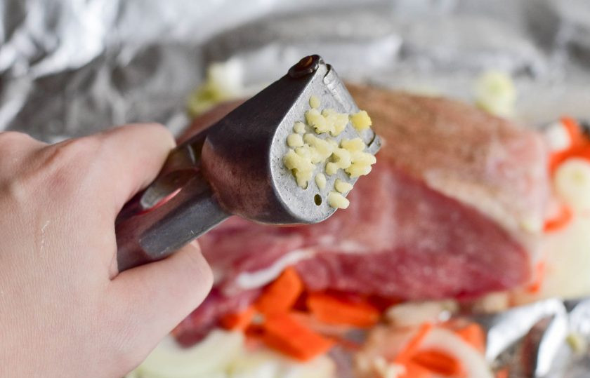 1. Этап. Буженина по-немецки: Выдавите через пресс чеснок.