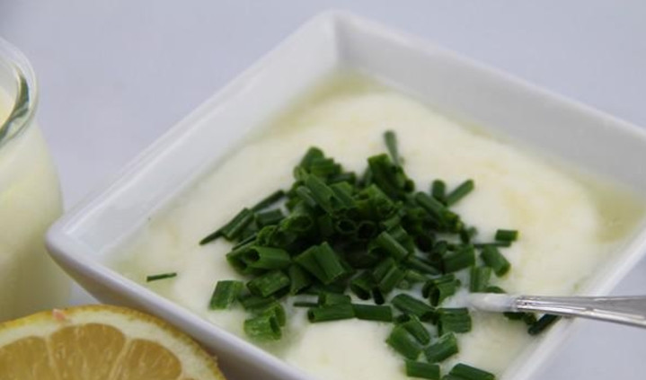 1. Этап. Салат со свежими шампиньонами: Сперва приготовим заправку. Смешиваем йогурт с соком лимона, добавляем немного соли, перца, мелко режем лук.