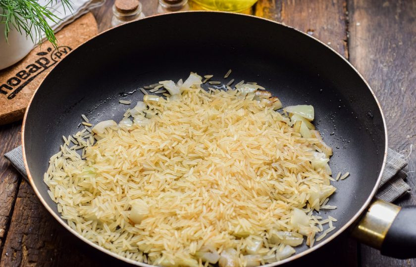1. Этап. Ризотто с креветками: Добавьте в сковороду рис, перемешайте и поджарьте еще несколько минут.