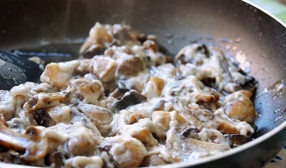 1. Этап. Шампиньоны в соусе Бешамель: 7. Тщательно перемешайте до однородности.