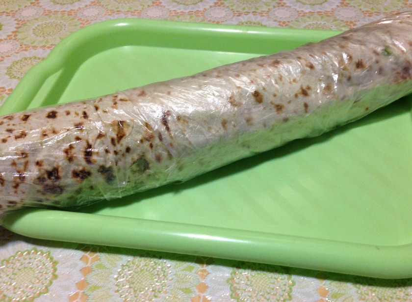 1. Этап. Рулет из лаваша с корейской морковкой: Заверните рулет в пищевую пленку или пакет. Уберите в холодильник для пропитки (можно даже на ночь).