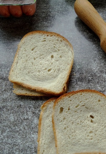 1. Этап. Хот-дог с хлебом: Тостовый хлеб раскатать скалкой (без фанатизма, только чтобы сделать кусочки тоньше и больше).