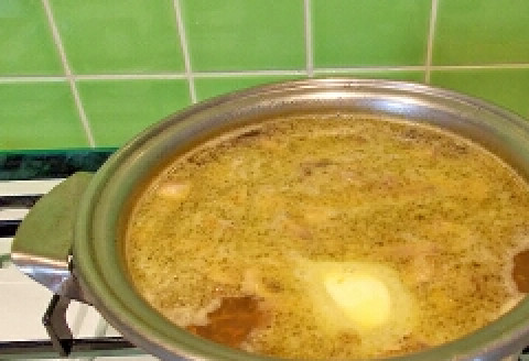 1. Этап. Суп грибной с мясом: В самом конце добавьте столовую ложку сливочного масла. Дайте супу настояться под крышкой, 15 минут.