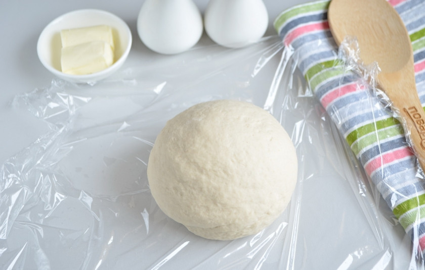 1. Этап. Манты классические: В процессе замеса всыпайте муку, тесто должно быть крутым! Заверните его в пищевую пленку и оставьте на 30 минут.