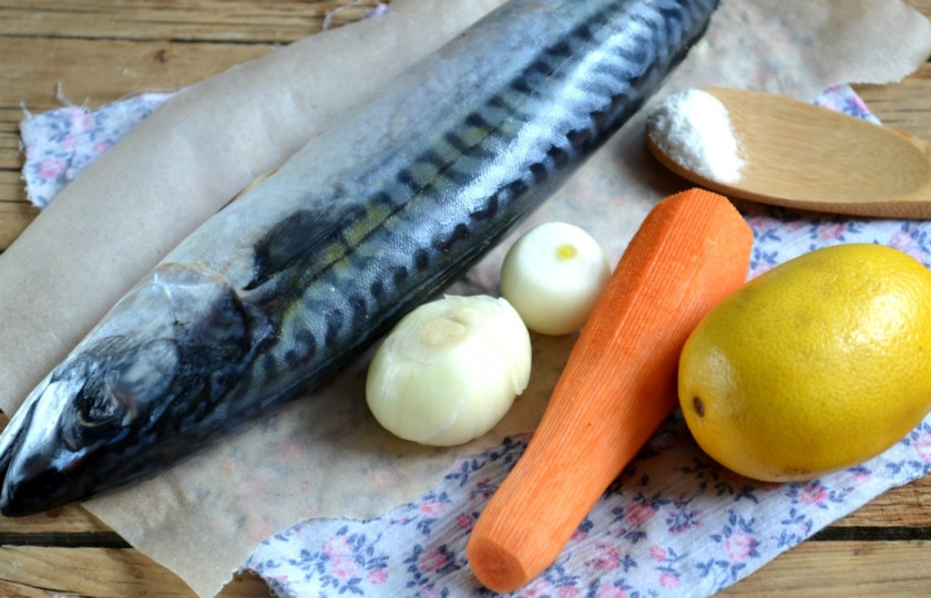 1. Этап. Запеченная скумбрия в фольге с морковью: 1. Подготовьте все необходимые ингредиенты. Если вы купили замороженную скумбрию, ее необходимо разморозить естественным способом. Оставьте ее при комнатной температуре на 1,5-2 часа, в крайнем случае можно положить скумбрию недалеко от включенной конфорки. Но ни в коем случае нельзя размораживать скумбрию в микроволновке.
