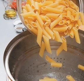 1. Этап. Макароны с курицей в духовке: 4. Параллельно поставить варить в слегка подсоленной воде макароны.