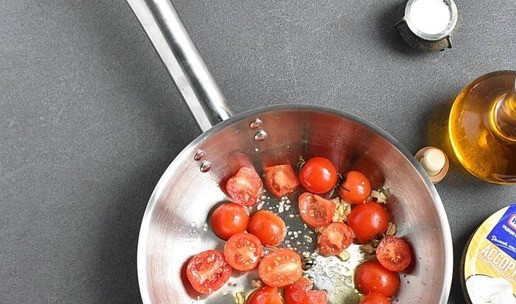 1. Этап. Паста с жареными помидорами: 2. Чеснок прогрейте до аромата и сразу кидайте в сковороду помидоры черри. Те, что покрупнее, можно располовинить. Потряхивая сковороду, слегка подрумяньте помидоры.