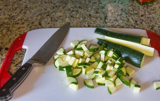 1. Этап. Перуанский суп с овощами и фасолью: 5. Кубиками нарежьте цукини.