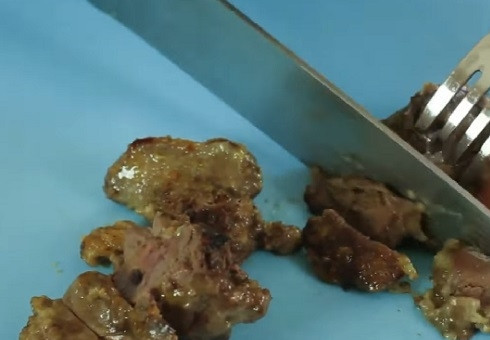 1. Этап. Салат с куриной печенкой: Печень нарежем на кусочки помельче.