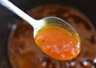 1. Этап. Мясо под соусом в мультиварке: Пока запекаются в мультиварке митболы, приготовьте для них соус. Для этого в сотейнике соедините абрикосовый джем, соевый соус, уксус и щепотку чили. Уксус лучше брать винный или рисовый. Все ингредиенты перемешайте, поставьте на плиту и на медленном огне уваривайте около пяти минут.