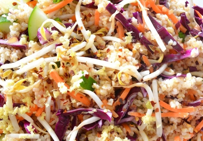 1. Этап. Тайский салат из булгура: 3. Заправьте салат кунжутным маслом, винным уксусом, добавьте хлопья чили, соль и тертый имбирь, перемешайте хорошенько.