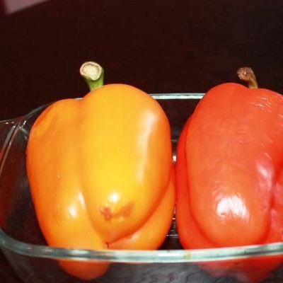 1. Этап. Курица в перечном соусе: Перцы прокалываем вилочкой в нескольких местах, сбрызгиваем оливковым маслом и отправляем в духовку. Запекаем около 15-20 минут при 190 градусах.