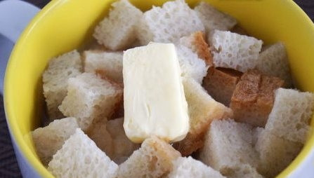 1. Этап. Сухарница: На сухарики положите кусочек сливочного масла.