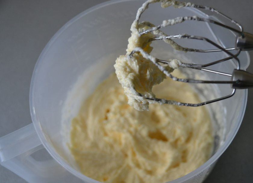 1. Этап. Лимонный торт с рикоттой: Взбейте яичную смесь с маслом не низких оборотах.