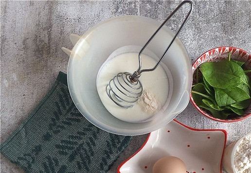 1. Этап. Шпинатные блинные треугольники с ветчиной: Готовим продукты для теста.