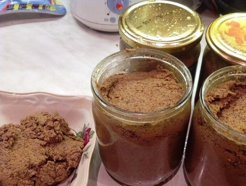 1. Этап. Печеночный паштет на зиму в банках: Выкладываем готовый паштет в стерилизованные баночки и накрываем крышками. До самого верха не выкладывайте, а только по горлышко (или меньше).