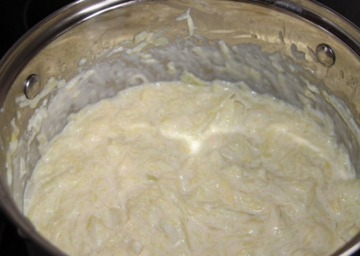 1. Этап. Запеканка из кабачков с манкой: Постоянно помешивая, нагреваем кабачковую массу, пока сыр полностью не растворится, затем выключаем огонь и выкладываем в кастрюлю манку, перемешиваем все.