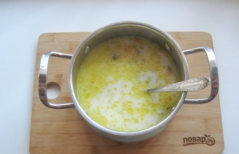 1. Этап. Грибной суп с молоком: Затем влейте молоко.