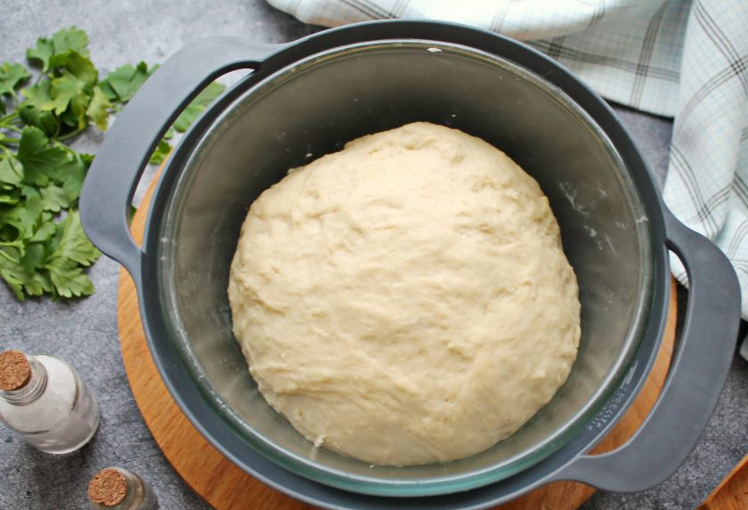 1. Этап. Расстегаи с палтусом: Муку смешайте с разрыхлителем и просейте, соедините частями с жидкой частью и замесите мягкое, не липкое тесто. Сформируйте его в шар и выложите в смазанную растительным маслом глубокую миску. Накройте тесто чистым полотенцем и уберите в теплое место на 40-60 минут для подъема в 2-2.5 раза.