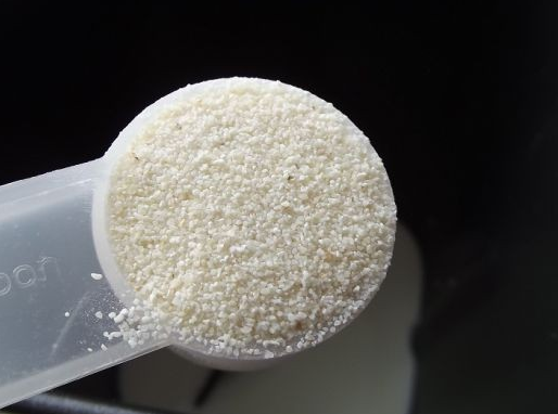 1. Этап. Хлеб с сыром: Кладем манную крупу.