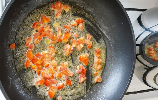 1. Этап. Равиоли с тыквой: На оливковом масле потушите нарезанный помидор.