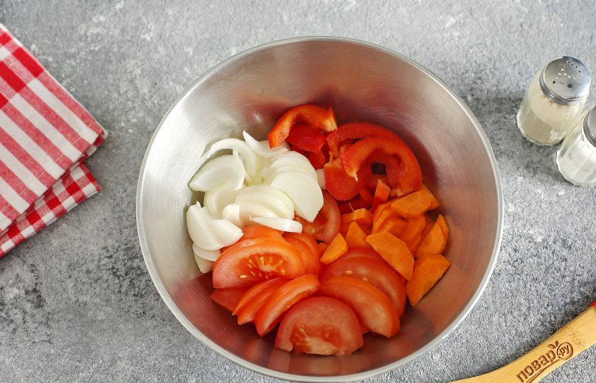 1. Этап. Рыбные стейки с овощами в духовке: Все овощи нарежьте произвольно и соедините в глубокой миске. Нарезка может быть совершенно любая, самое главное — не сильно мелко, чтобы овощи сохранили свою форму, хрусткость и вкус.