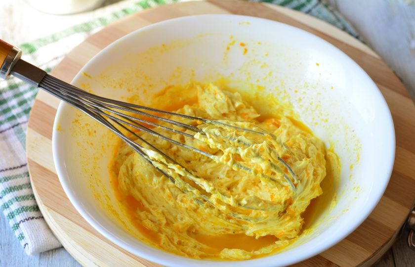 1. Этап. Пышный кулич: Хорошенько перемешайте масляную смесь.