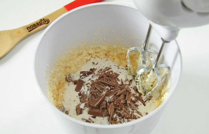 1. Этап. Творожные кексы с лимоном: Добавьте мелко измельченный ножом шоколад.