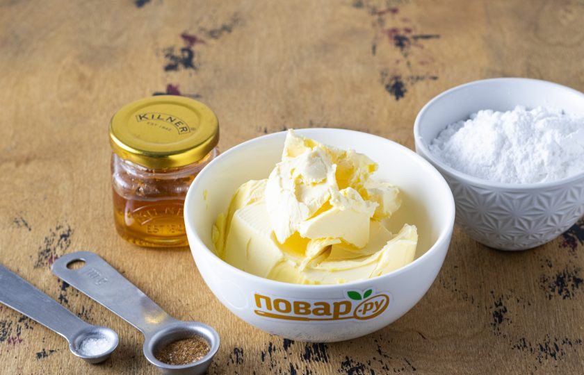 1. Этап. Медово-коричное масло: Подготовьте все ингредиенты.