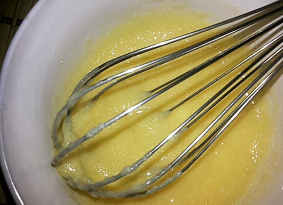 1. Этап. Блины с дырочками на молоке: 2. Перемешивайте венчиком и влейте тонкой струйкой около половины от общего объема молока и размешайте.