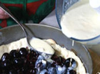 1. Этап. Творожный пирог с черешней: 4. Для начинки смешиваем все ингредиенты и заливаем ягоды. При температуре сто восемьдесят градусов запекаем примерно сорок минут. Сахарной пудрой посыпать остывший пирог.