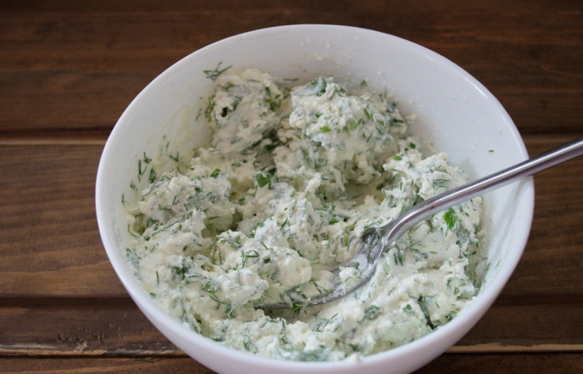 1. Этап. Творог с зеленью: Перемешайте все. В такой творог можно добавить и чеснок, выдавленный через пресс, но стоит помнить, что такое блюдо не годиться для завтрака или обеда (деловой человек не ест чеснок перед работой).