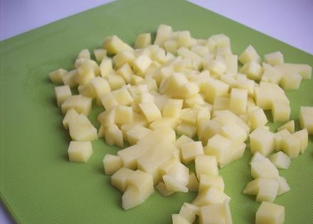 1. Этап. Итальянский суп с грибами: Картофель порезать кубиками.