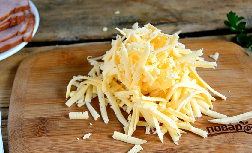 1. Этап. Рулетики из ветчины: Сыр натрите на того же размера терке.