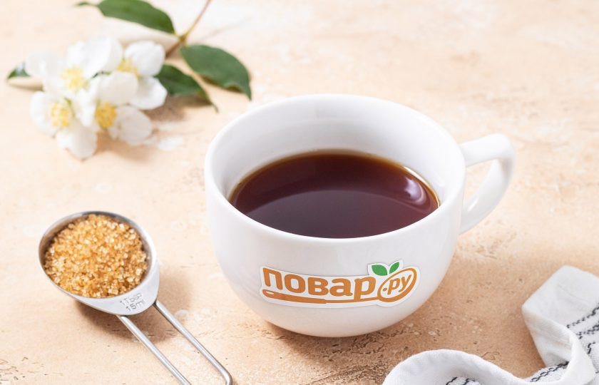 1. Этап. Постные пирожки с повидлом: Заварите крепкий чай (на 100 мл. — 1 ч.л. листового черного чая) и добавьте в него 2 ст.л. сахара. Размешайте, чтобы он растворился и остудите.