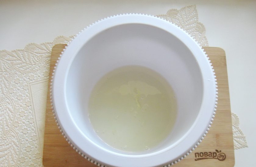 1. Этап. Безе Павлова: Белки выложите в чашу миксера.