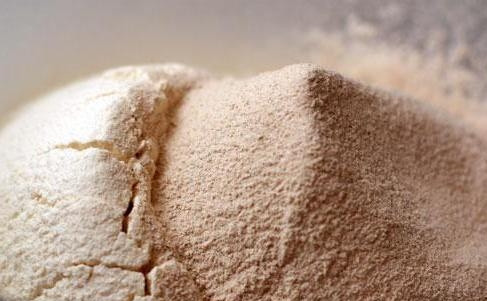 1. Этап. Блины гречишные без дрожжей: Смешайте оба вида муки. Молоко согрейте при комнатной температуре и влейте в муку. Перемешайте, чтобы не было комочков.