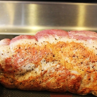 1. Этап. Фаршированная корейка: 13. В разогретой большой сковороде на растительном масле обжарьте начиненную корейку. Переворачивайте корейку при помощи деревянных лопаточек, т.е. ни в коем случае не протыкайте мясо вилкой, сок должен остаться внутри.