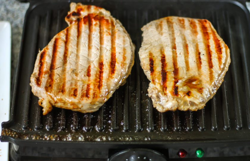 1. Этап. Стейк на электрическом гриле: Если гриль одинарный, то переверните мясо спустя указанное время на другую сторону. Если двойной, то оно будет полностью готово!