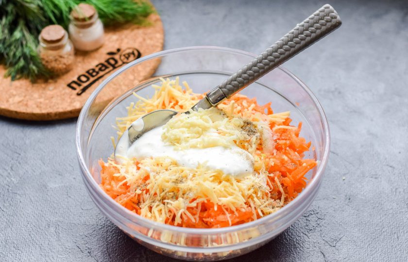 1. Этап. Салат из моркови без майонеза: Добавьте в салат сметану, соль, перец, пропущенный через пресс чеснок.