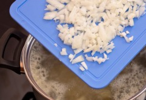 1. Этап. Суп из консервы горбуши: Добавляем лук.