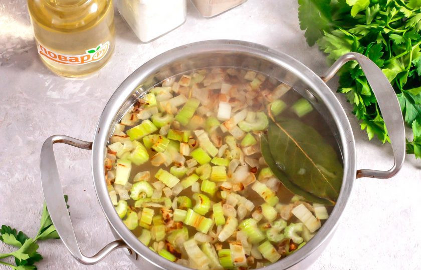 1. Этап. Суп из сельдерея с беконом: Добавьте овощную зажарку в емкость к картофелю. Всыпьте соль и молотый черный перец.