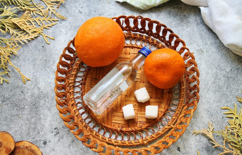 1. Этап. Мандариновый ликер: Подготовьте все необходимые ингредиенты для приготовления мандаринового ликера. Апельсин и мандарины тщательно вымойте и обсушите.