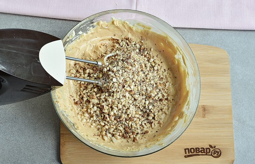 1. Этап. Крем для вафельных коржей: Вмешайте в крем рубленые орехи, перемешайте.
