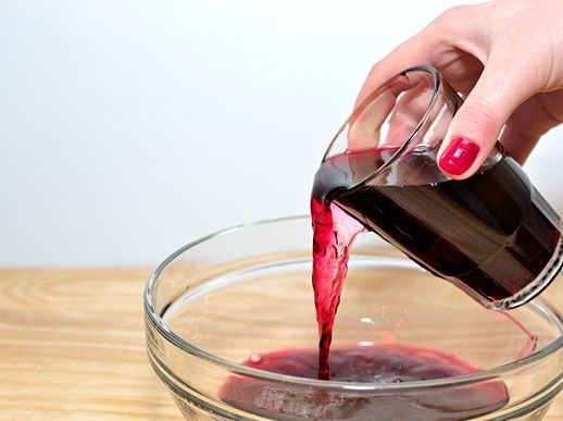 1. Этап. Быстрый маринад для свинины: 1. Этот простой рецепт быстрого маринада для свинины предполагает использование красного вина. Лучше всего отдать предпочтение сухому вину, однако при желании можно использовать и полусладкое. В глубокую мисочку отправить вино.